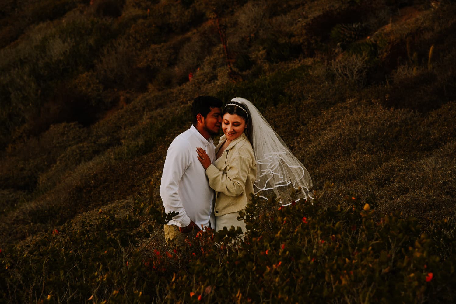 Fotografía de save the date en Ensenada Baja California por fotógrafo de bodas destino en México